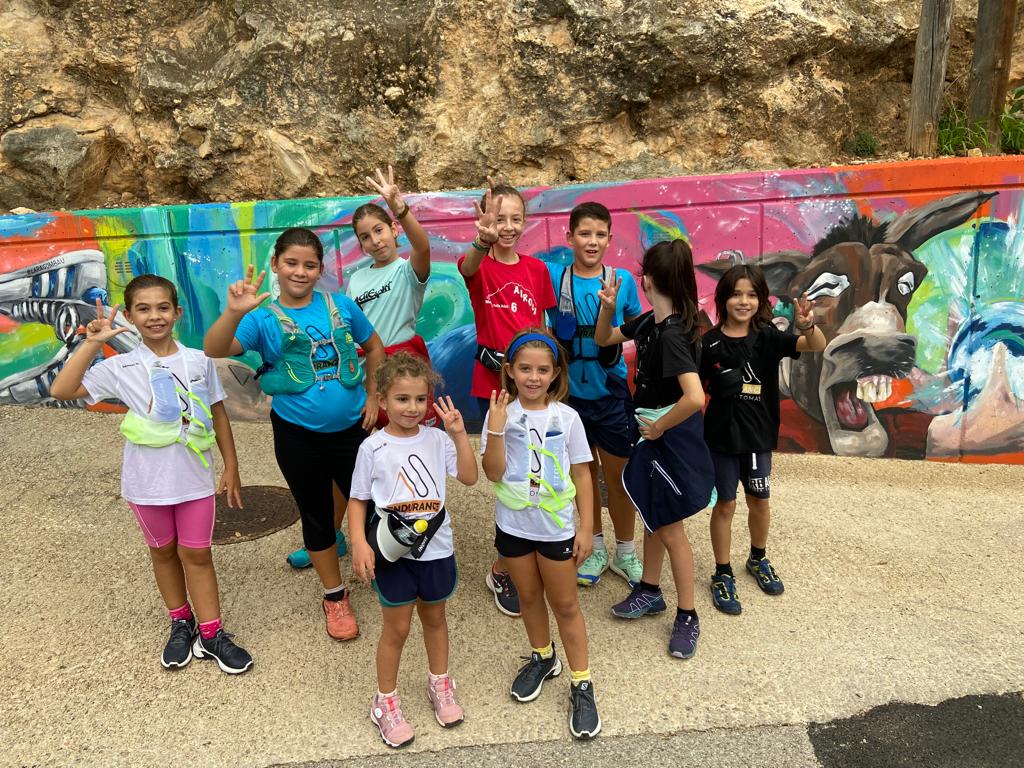 El “TeamTrail”, nens de l’escola del Mas de Barberans, fan una activitat extraescolar organitzada per EnduranceeTeam. Seran els responsables de pintar les pedres grogues i fer el dibuix representatiu del Mas, la cursa de l’Airosa i el repte solidari. Aquestes pedres grogues formaran una fita i a sobre hi haurà una bandera permanent!